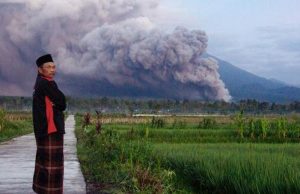 Erupsi ! 2.219 Warga Lereng Gunung Semeru Mengungsi