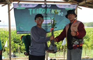 Koalisi Pemuda Hijau Indonesia (KOPHI) Jawa Tengah Bersama Ratusan Mahasiswa Menanam 2000 Mangrove