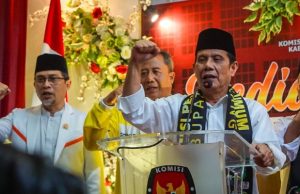 Terikan Mbelo Abah Gun Menggema saat Gunawan dan dr Umar Mendaftar ke KPU Kabupaten Malang