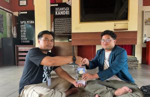 Langkah Baru Memikat Wisatawan Ke Desa Kandri Mahasiswa KKN Memperkenalkan Leaflet Promosi