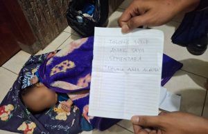 Bayi Tiga Bulan Ditemukan di Teras Rumah Warga Probolinggo, Disertai Pesan: “Tolong Titip Anak Saya Sementara” Bayi